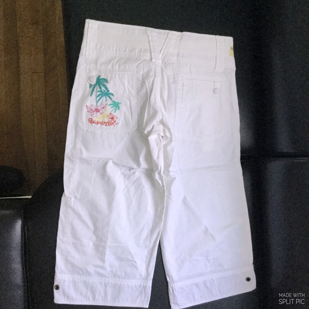 Powder Room Embroidered White Capris Size M